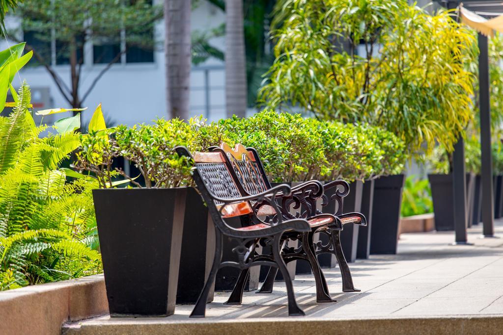 The Capital Resort @ Sukhumvit 50 Bangkok Exterior photo Seating at the park
