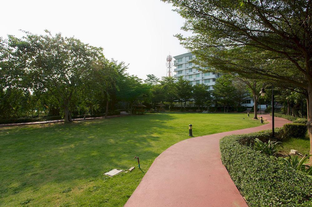 The Capital Resort @ Sukhumvit 50 Bangkok Exterior photo The park