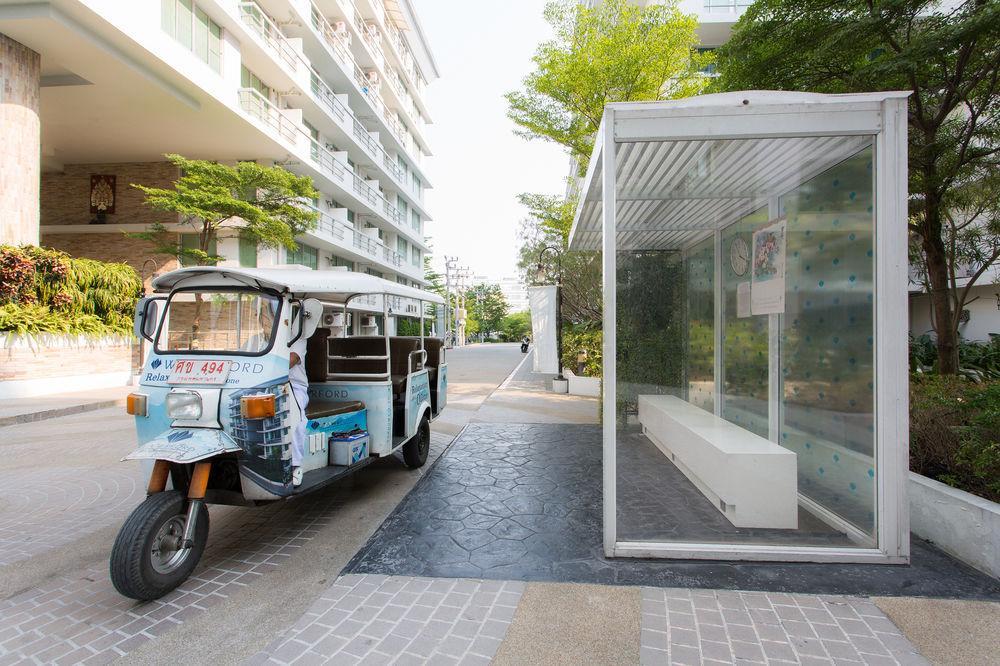 The Capital Resort @ Sukhumvit 50 Bangkok Exterior photo Tuk-tuk at the bus stop