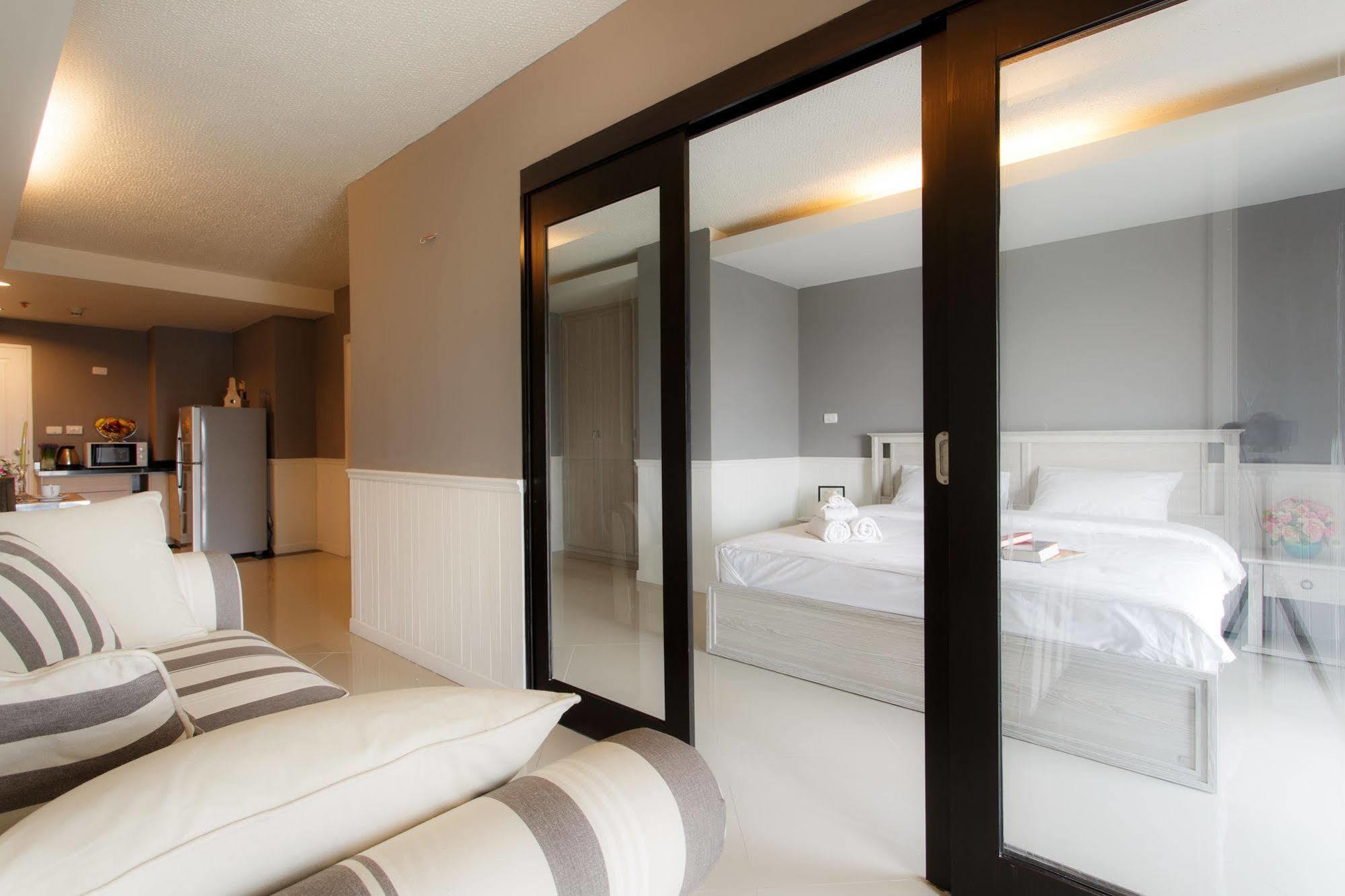 The Capital Resort @ Sukhumvit 50 Bangkok Exterior photo Sliding doors
